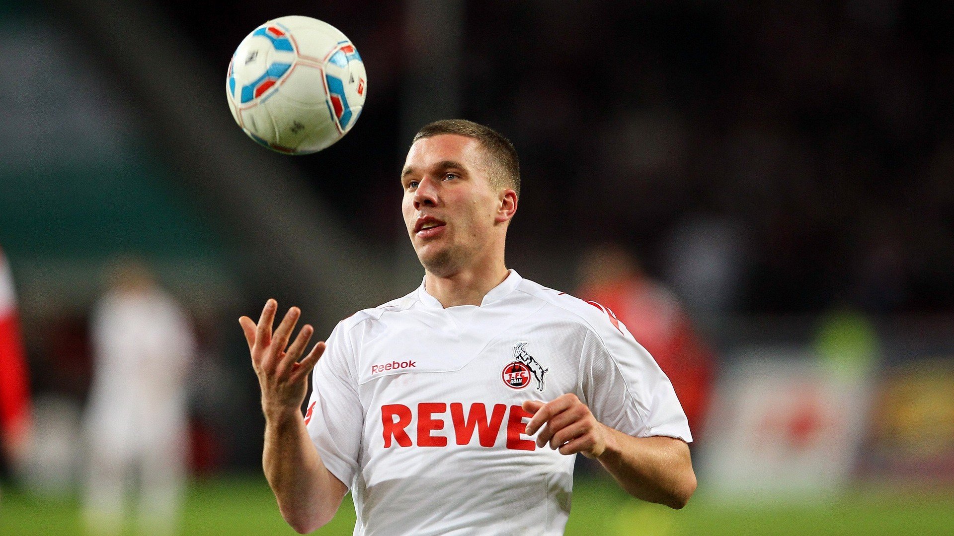 九游娱乐官网 (JIUYOU)-罗马前场持续压迫迫使对方后场失误，罗马队前锋